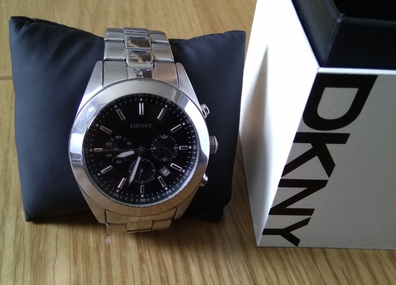 Mỗi chiếc đồng hồ đều c&oacute; một m&atilde; code, bạn c&oacute; thể d&ugrave;ng n&oacute; để x&aacute;c định h&agrave;ng ch&iacute;nh h&atilde;ng