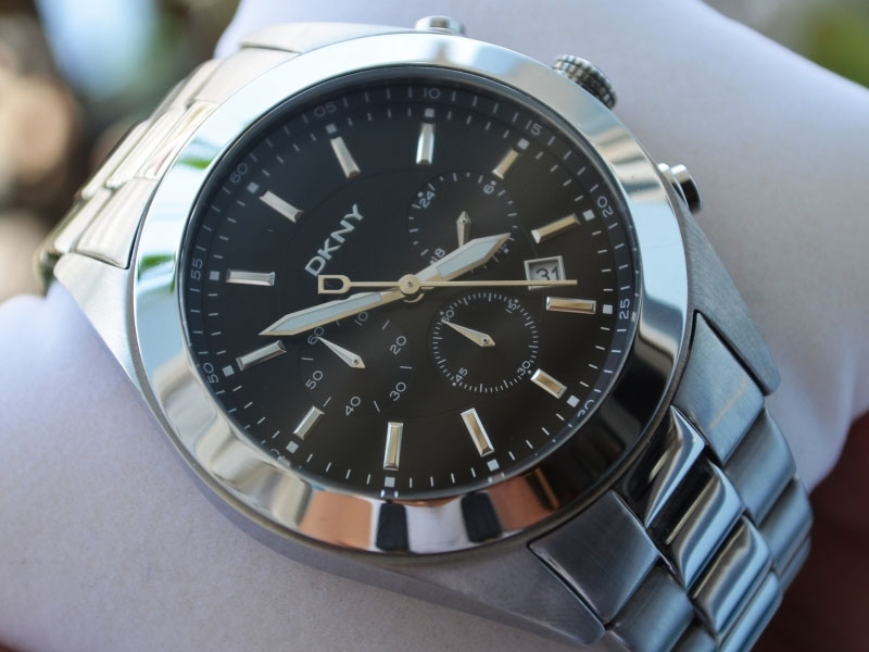 Mặt đồng hồ DKNY thường l&agrave;m bằng k&iacute;nh kho&aacute;ng gi&uacute;p ta dễ d&agrave;ng quan s&aacute;t trong điều kiện ch&oacute;i s&aacute;ng