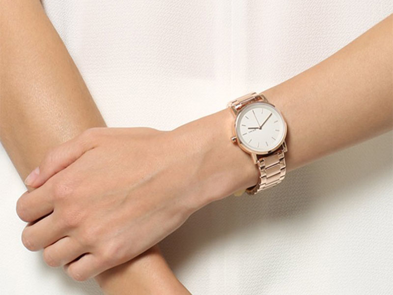 Trọng lượng của một chiếc đồng DKNY thường rất nhẹ