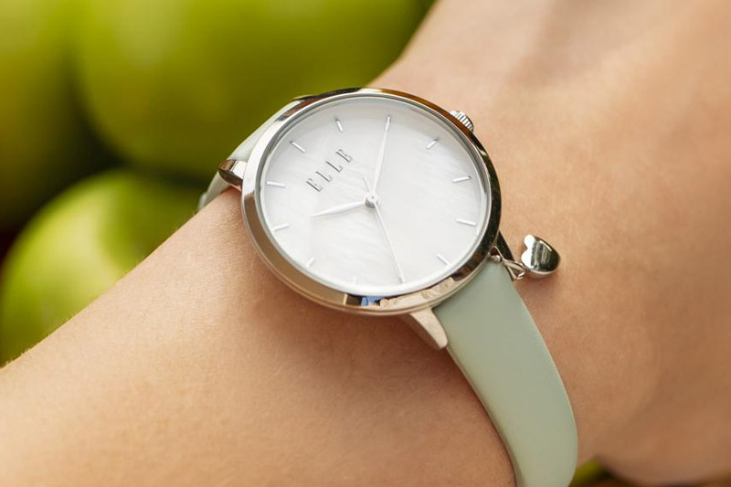 Kiểm tra kỹ về mặt số, mặt đ&aacute;y đồng hồ