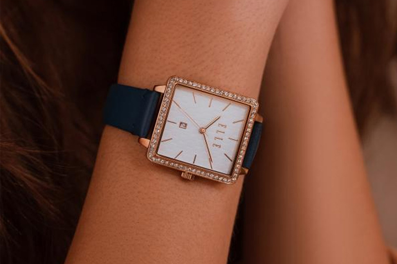 Hầu như tất cả c&aacute;c đồng hồ của ELLE đều sử dụng m&aacute;y Quartz