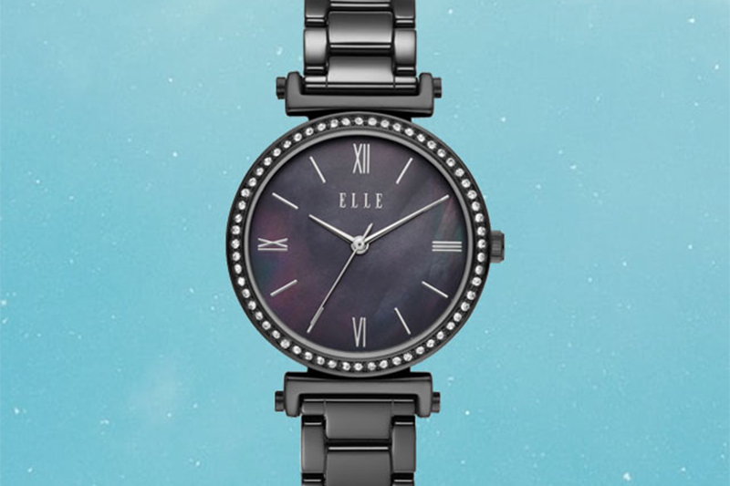  Trọng lượng của đồng hồ kh&aacute; nhẹ nhưng khi đeo v&agrave; cầm nắm th&igrave; vẫn chắc tay