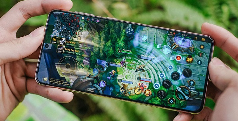 N&ecirc;n chọn điện thoại c&oacute; m&agrave;n h&igrave;nh lớn, độ ph&acirc;n giải cao