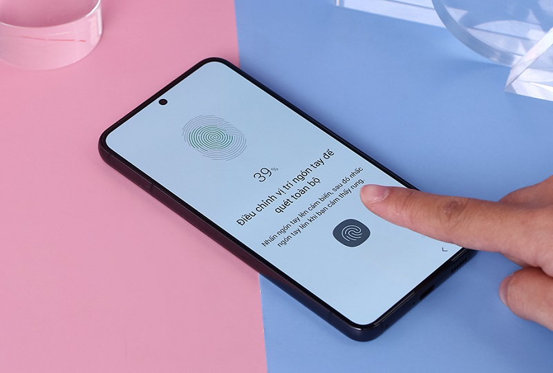 Điện thoại Samsung Galaxy S22 5G 256GB được trang bị kh&oacute;a v&acirc;n tay bảo mật an to&agrave;n
