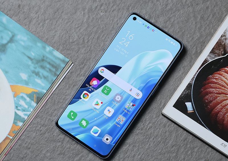 Điện thoại OPPO Reno7 Pro 5G sở hữu m&agrave;n h&igrave;nh rộng, h&igrave;nh ảnh sắc n&eacute;t