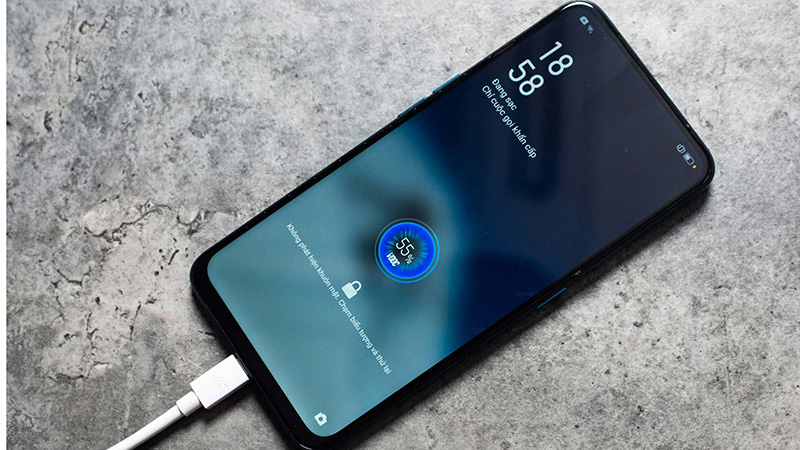 N&ecirc;n chọn điện thoại c&oacute; dung lượng pin lớn