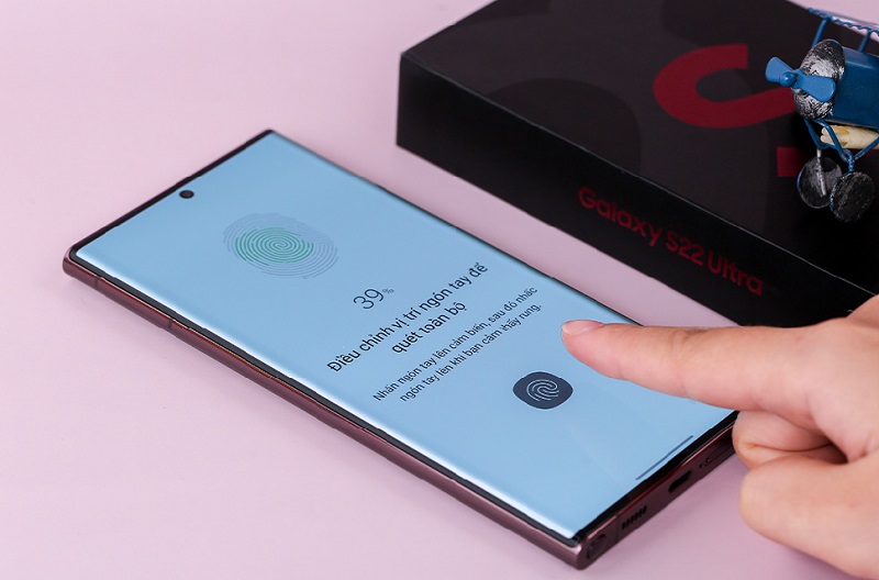 Điện thoại Samsung Galaxy S22 Ultra 5G trang bị kh&oacute;a v&acirc;n tay bảo mật th&ocirc;ng tin người d&ugrave;ng