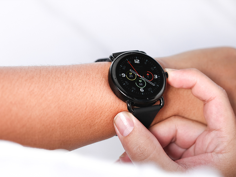 BeU Sporty 1 c&oacute; khung viền bằng hợp kim nh&ocirc;m