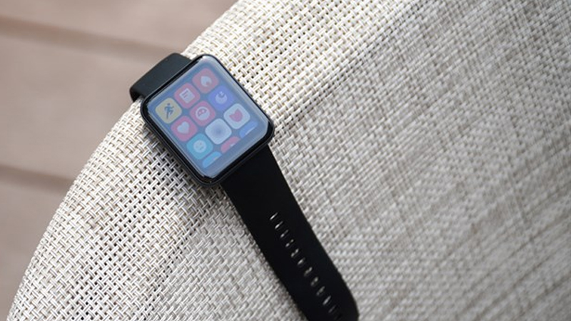 Cả 2 đồng hồ đều sở hữu những t&iacute;nh năng tương tự nhau