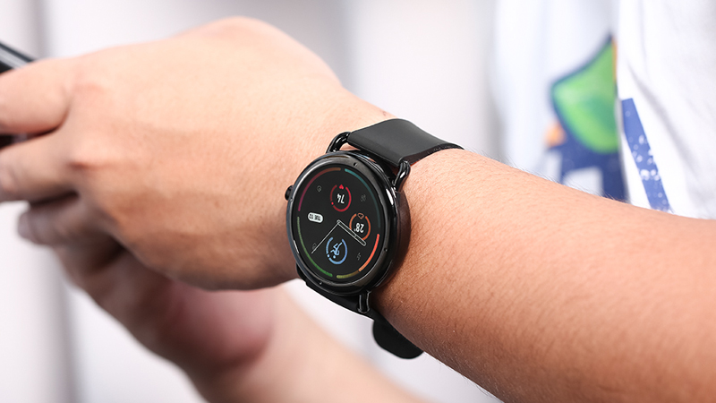 BeU Sporty 1 sư dụng đế sạc nam ch&acirc;m