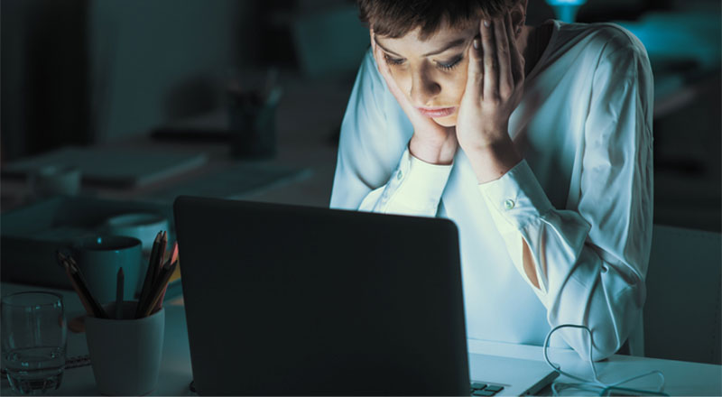 &Aacute;nh s&aacute;ng xanh c&oacute; thể l&agrave;m tăng nguy cơ tho&aacute;i h&oacute;a điểm v&agrave;ng