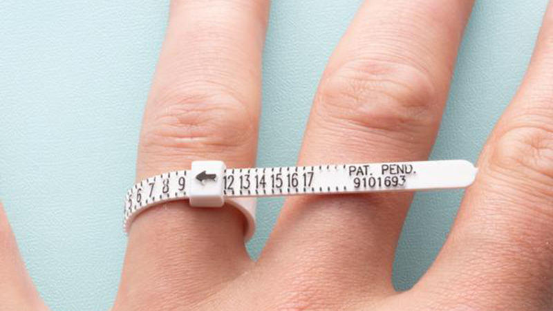 Bạn cần xác định đúng chu vi ngón tay để mua nhẫn đúng size