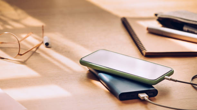 Bạn nên chọn sạc dự phòng đơn giản, nhỏ gọn để tiện mang đi
