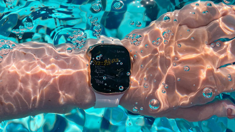 Không nên mang đồng hồ khi đi bơi hay đi biển