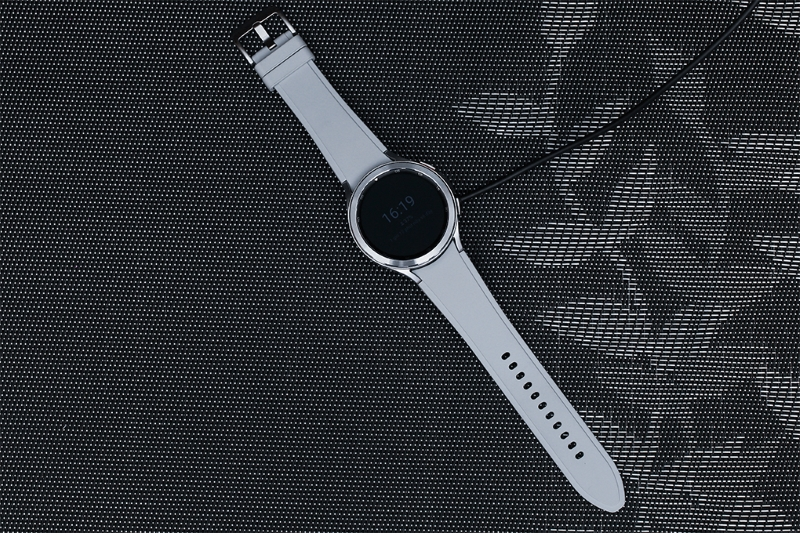 Samsung Galaxy Watch 4 Classic 46mm góc cạnh tinh tế