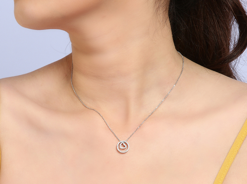 Mặt dây chuyền hoạ tiết hình tròn ôm lấy trái tim 