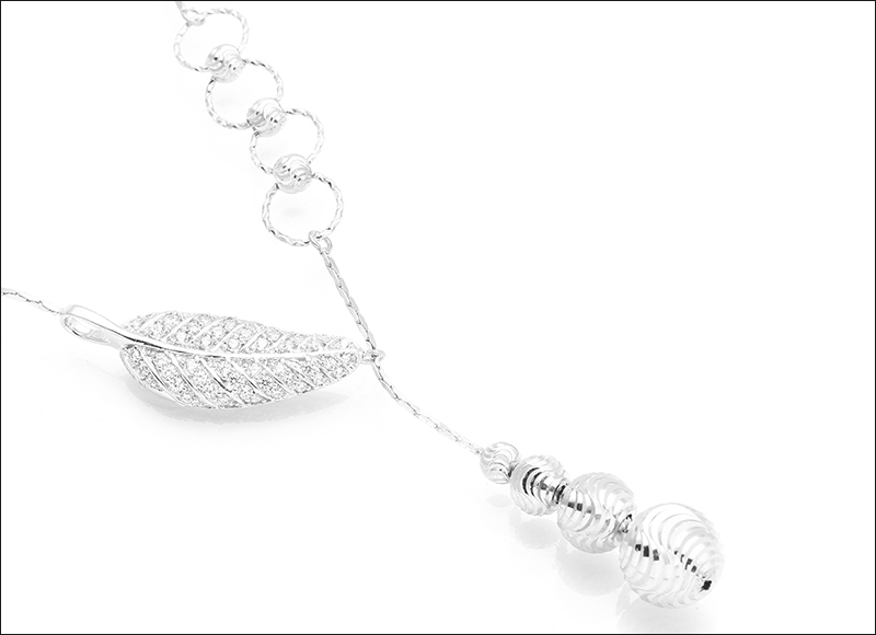 Mặt dây hình chiếc lá kết hợp với hạt châu