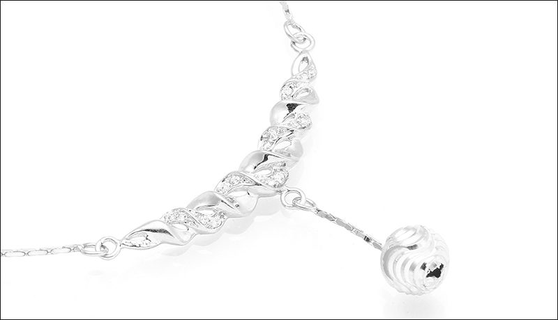 Chi tiết dạng xoắn cùng với hạt châu là điểm nhấn hoàn hảo