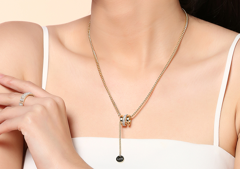 Các hoạ tiết đính đá được xâu chuỗi vào phù hợp với nhiều loại trang phục