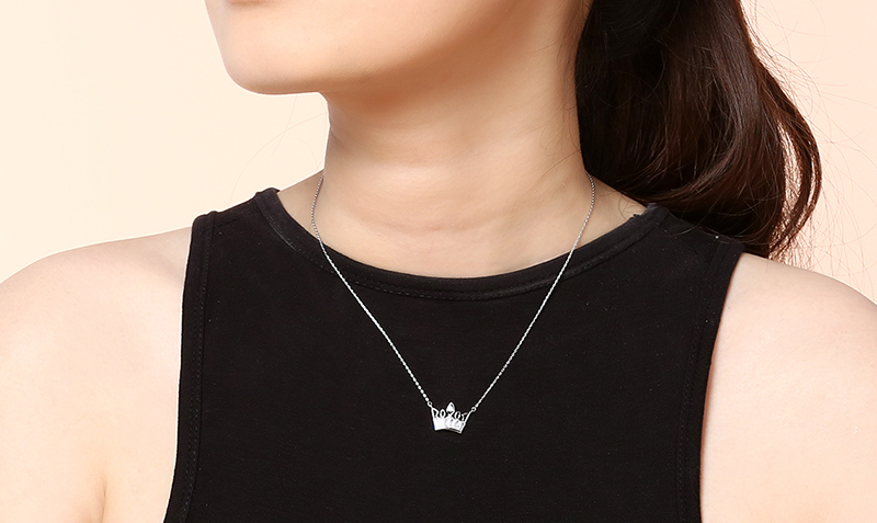 Mặt dây chuyền vương miện độc đáo