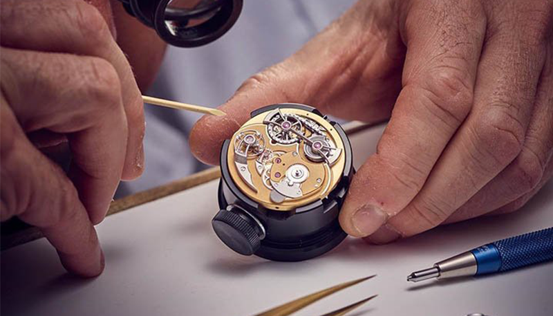 Đồng hồ pin sẽ kh&oacute; sửa chữa v&agrave; tốn k&eacute;m hơn so với đồng hồ cơ