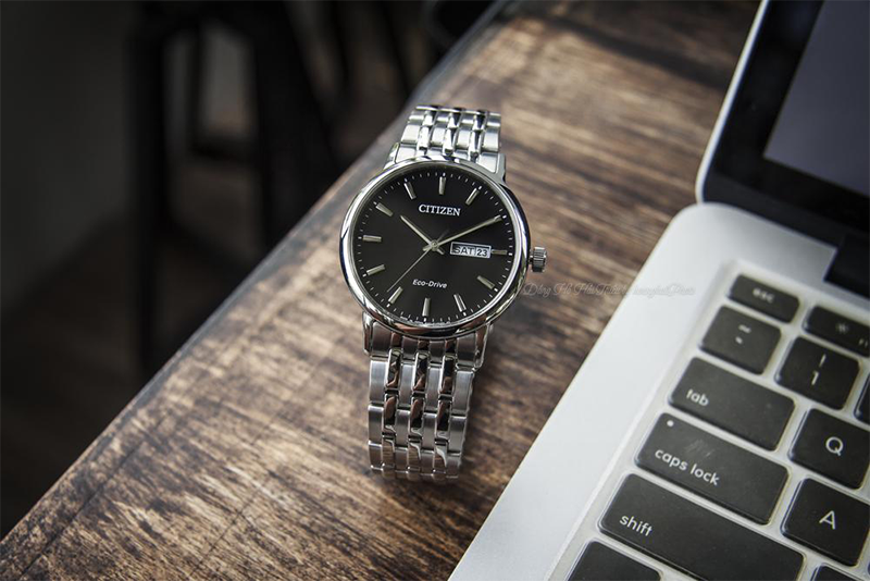 Đồng hồ pin sử dụng bộ dao động điện tử