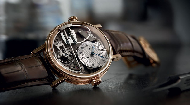 Năng lượng được truyền v&agrave;o đồng hồ cơ nhờ chuyển động cơ học của bộ m&aacute;y