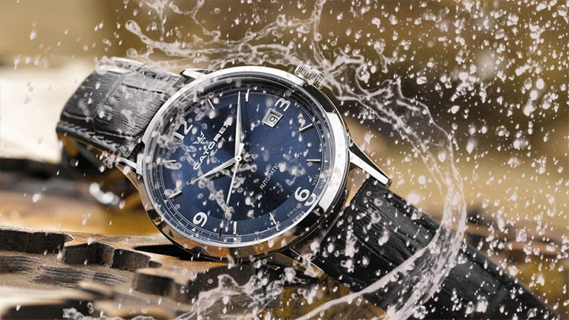 Đồng hồ pin c&oacute; khả năng chống nước v&agrave; chống sốc cao hơn đồng hồ cơ