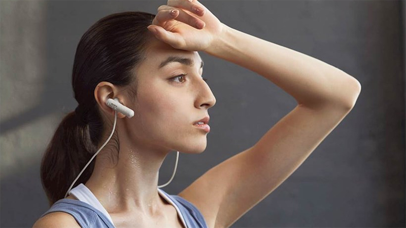 Tai nghe có thi&ecirc;́t k&ecirc;́ năng đ&ocirc;̣ng, trẻ trung