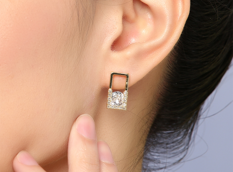 Kiểu d&aacute;ng thu h&uacute;t với họa tiết đ&iacute;nh đ&aacute; lấp l&aacute;nh