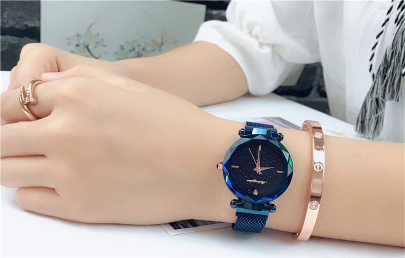 Gam màu đồng hồ hợp với người mệnh Thủy