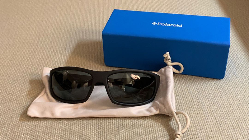 Phụ kiện đi kèm là hộp đựng kính, sách hướng dẫn, thẻ bảo hành, và khăn lau bụi 