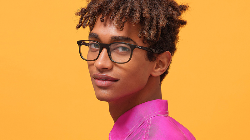 Logo Mania là dòng kính mát unisex với logo Polaroid nổi bật ở gọng kính