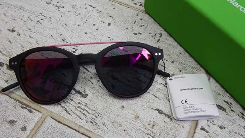 Mã sản phẩm được in theo thứ tự: mã sản phẩm, tên dòng sản phẩm, mã màu và cỡ kính