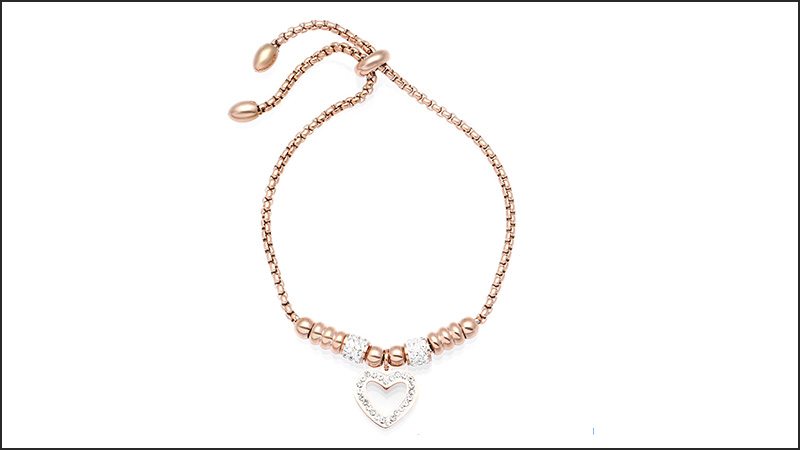 Vòng Charm nổi bật với charm treo hình trái tim tinh tế, trẻ trung