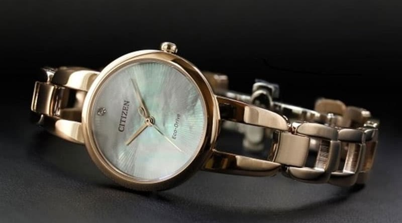 Đồng hồ Citizen EM0433-87D - Eco-Drive có kiểu dáng nữ tính, mặt đồng hồ xanh dương nổi bật