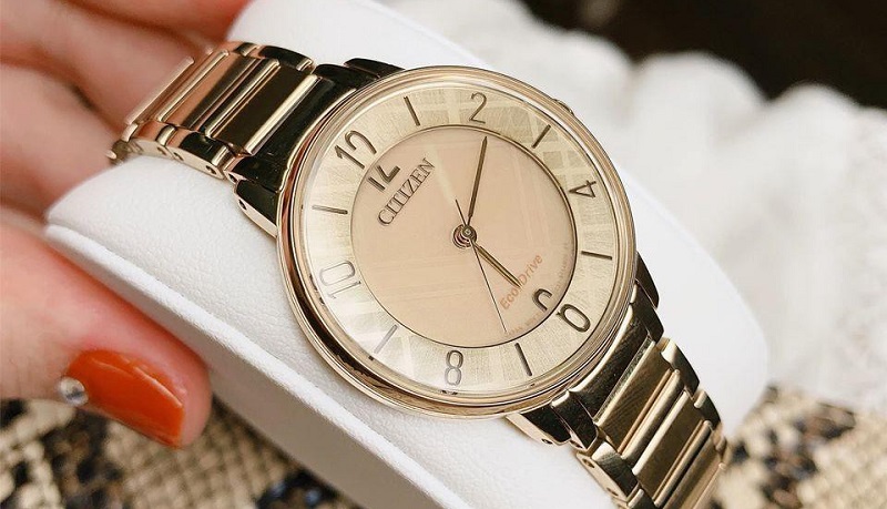 Đồng hồ Nữ Citizen EM0523-86P - Eco-Drive có thiết kế đơn giản với sắc vàng thời thượng