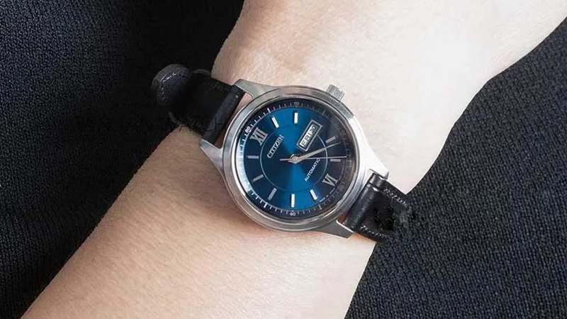 Mặt kính Sapphire có độ cứng cao, chống trầy tốt