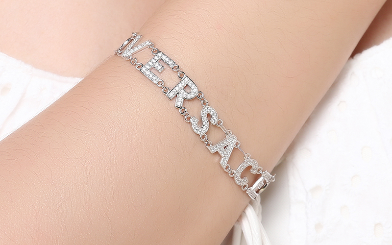 Lắc tay dạng chữ đ&iacute;nh đ&aacute; lạ mắt