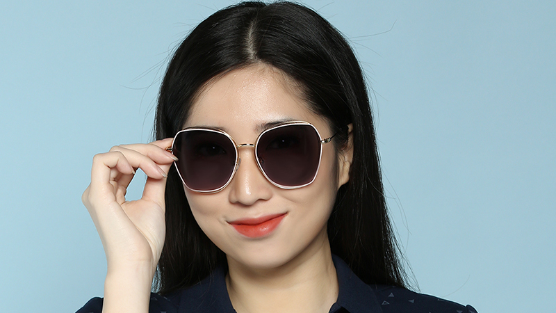 Ưu điểm của CR39 nằm ở trọng lượng nhẹ, chống trầy xước và chi phí thấp