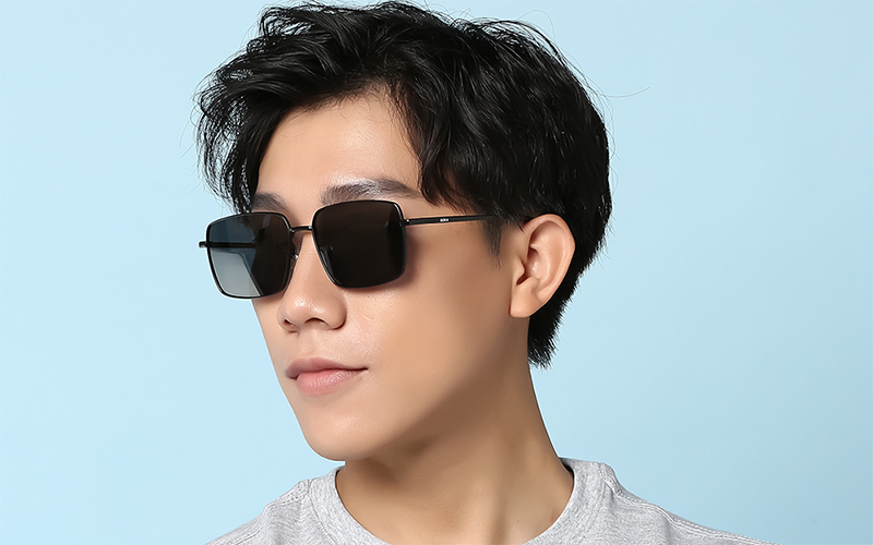 Đeo kính chống tia UV để tránh các tổn thương cho mắt