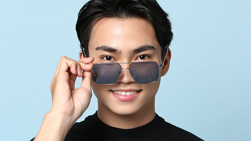 Kính có gọng kim loại màu bạc rất sáng, bền và sang trọng