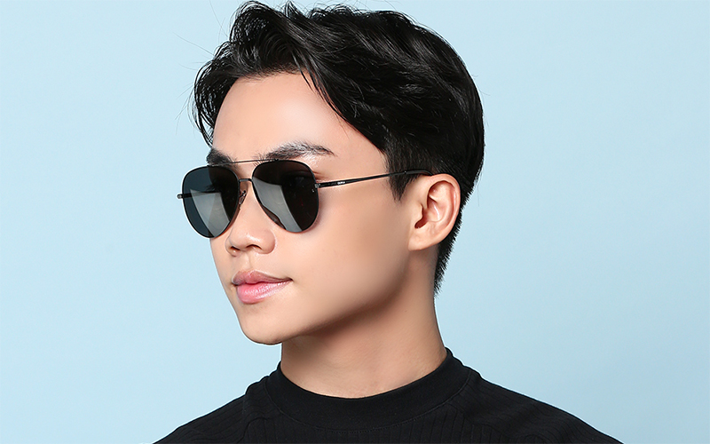 Tròng kính làm từ nhựa có màu đen lịch lãm, quý phái