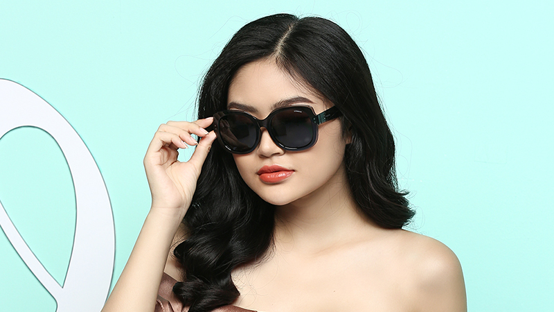 PLD4036FS_54_MNV_Y2 với gọng kính được làm bằng nhựa tạo cảm giác êm ái dễ chịu