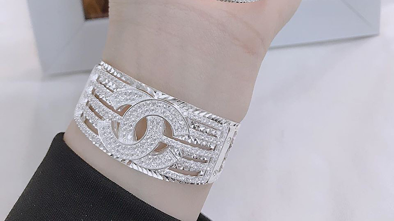 Chiếc lắc tay bạc nữ mạ vàng trắng thời thượng năm 2024 sẽ là một phụ kiện không thể thiếu trong bộ sưu tập của bạn. Với thiết kế sang trọng, độc đáo và chất liệu bền đẹp, chiếc lắc tay này sẽ thể hiện phong cách thời thượng và tinh tế của bạn.