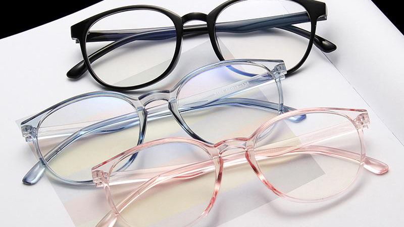 Ưu điểm của mắt kính gọng nhựa là trọng lượng nhẹ và độ bền cao