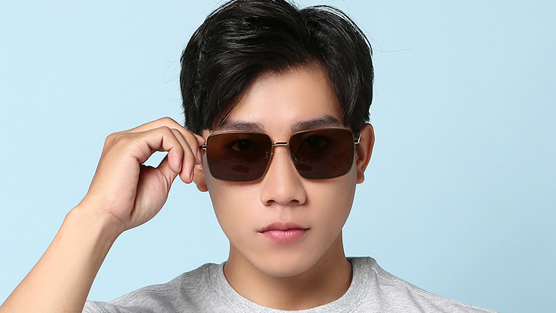 Mắt kính Nam Dora 7130-C3 mang tông màu nâu, vàng mạnh mẽ, năng động