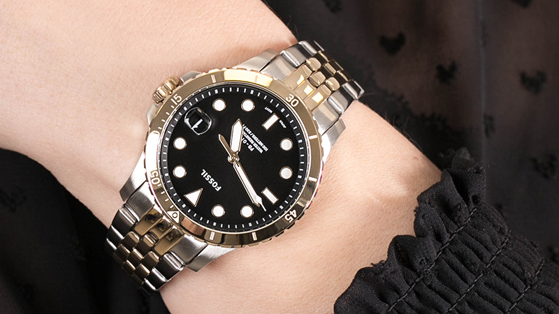 Fossil ES4745 l&agrave; mẫu đồng hồ nữ hiếm hoi c&oacute; thiết kế Diver Watch, đi k&egrave;m v&ograve;ng benzel m&agrave;u v&agrave;ng