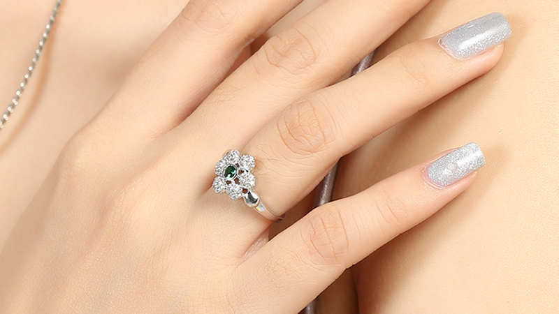 Nhẫn sợi mảnh với phần mặt bông hoa khá dày và ấn tượng