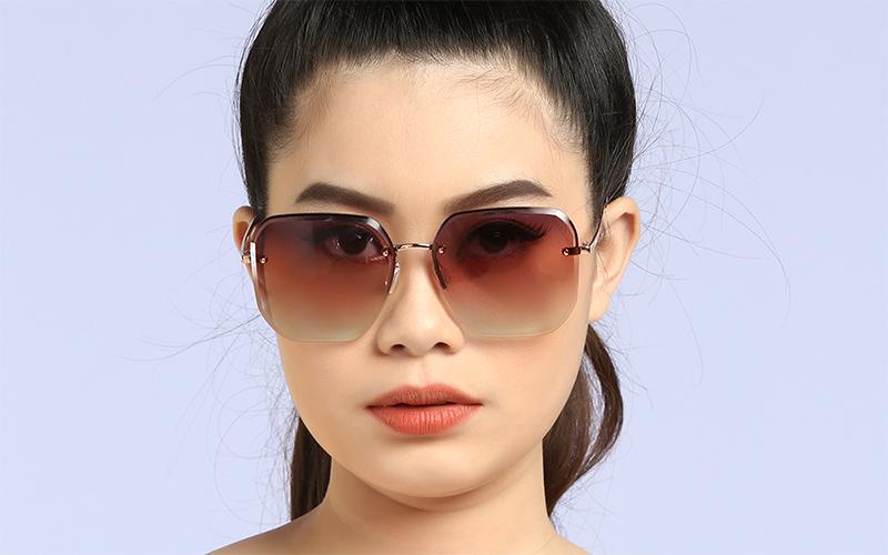 Tròng kính màu gradient độc đáo, nữ tính